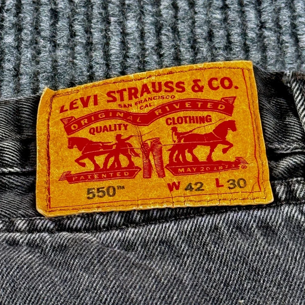 Levis 550 Relaxed Fit Tapered Leg Jeans Mens 42x30 Faded Black Denim 00550-0260